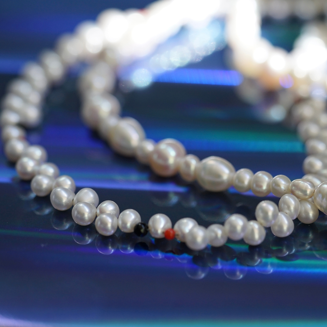 The LeBijouBijou_Funky_Pearls_The Le BijouBijou Funky Necklace is made with Freshwater_Pearls_Trendy_Pearls_Mood_Close-Up