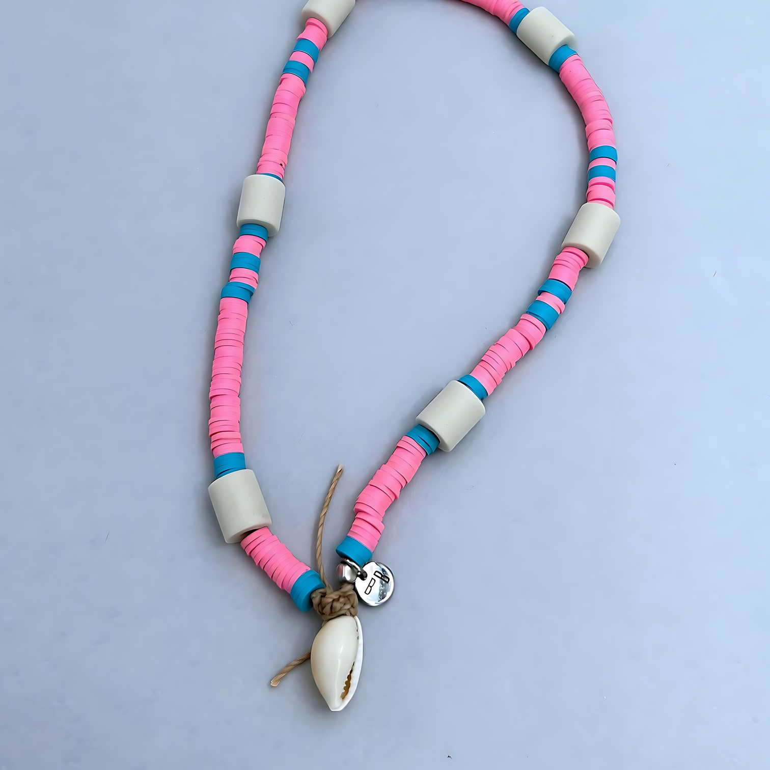 The cool surfer's look anti-tick dog necklace in a bubblegum pink colour. Detail shot.